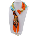 Las mujeres maravillosas vendedoras calientes moldearon la bufanda cuadrada de la joyería del infinito con las decoraciones